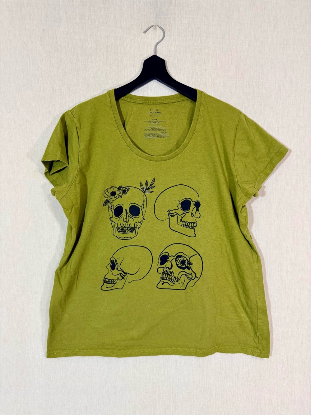 100% cotton L Olive Green floral Skull Graphic Tee